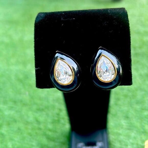 Trifari vintage gold clip ons - Picture 1 of 3